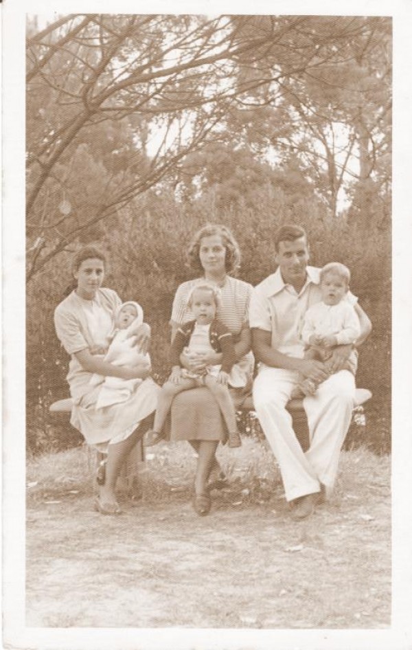 Raquel Blanco Hughes con su esposo Jorge y sus tres hijos mayores; María, Jorge y Raquel